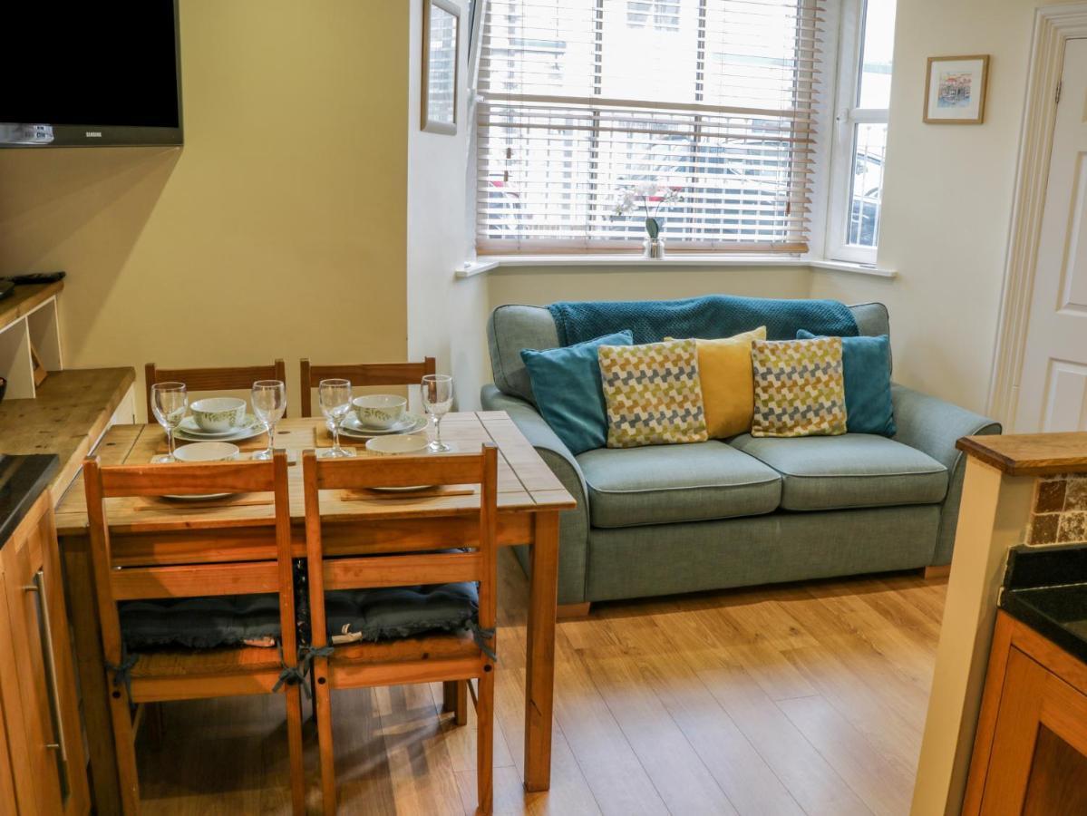 Apartment 6 Уитби Экстерьер фото