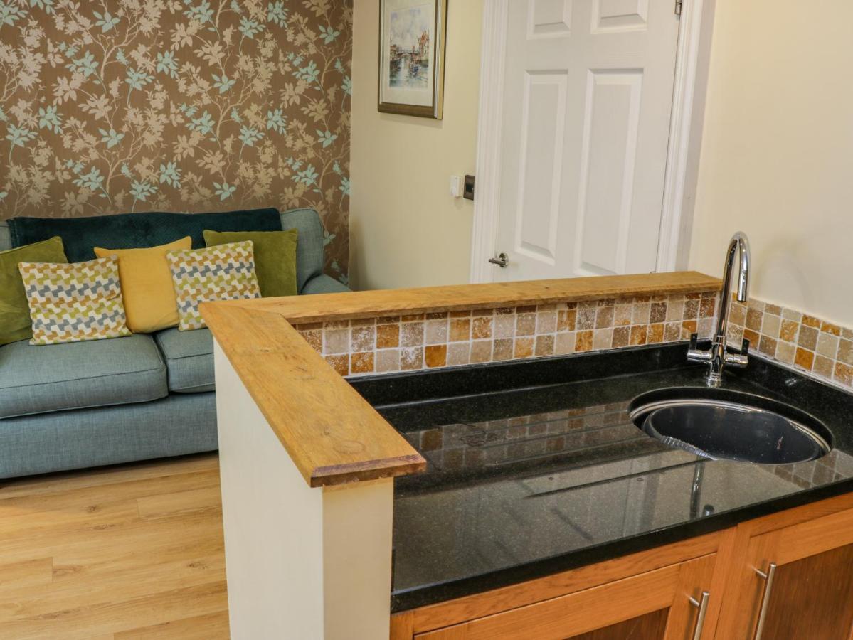 Apartment 6 Уитби Экстерьер фото