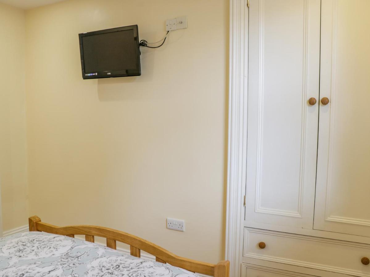 Apartment 6 Уитби Экстерьер фото