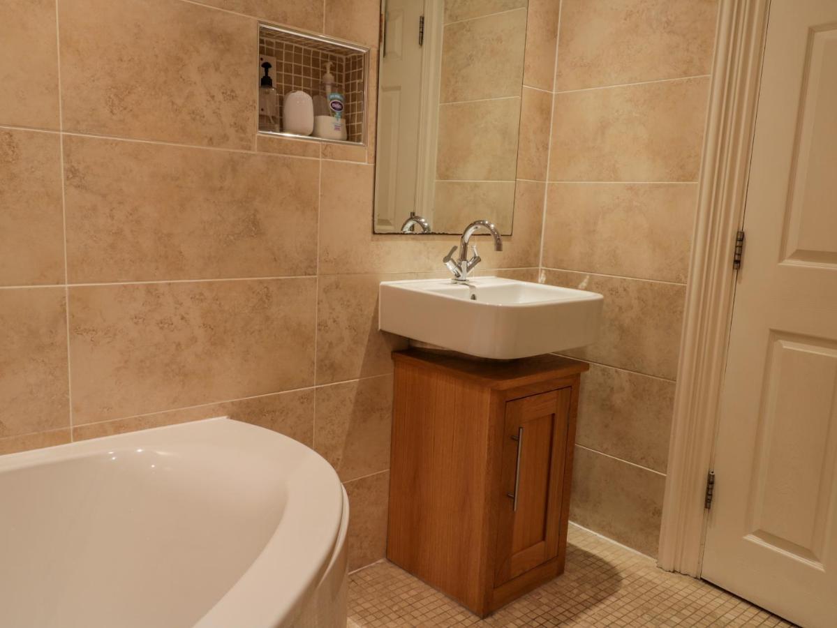 Apartment 6 Уитби Экстерьер фото
