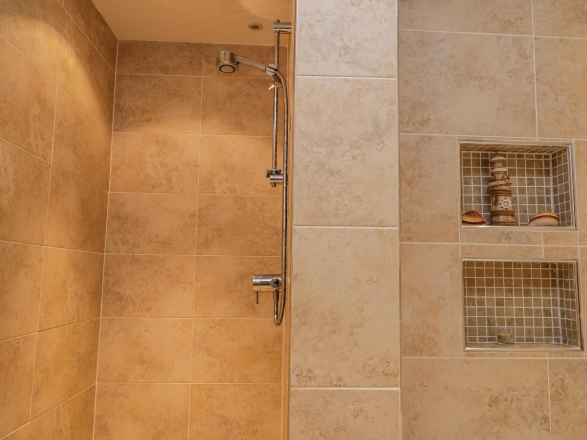 Apartment 6 Уитби Экстерьер фото
