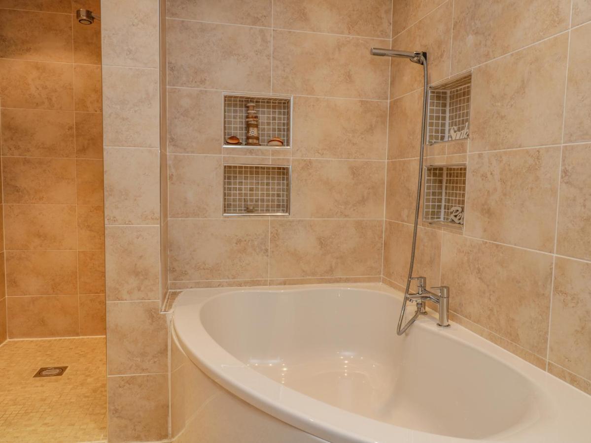 Apartment 6 Уитби Экстерьер фото